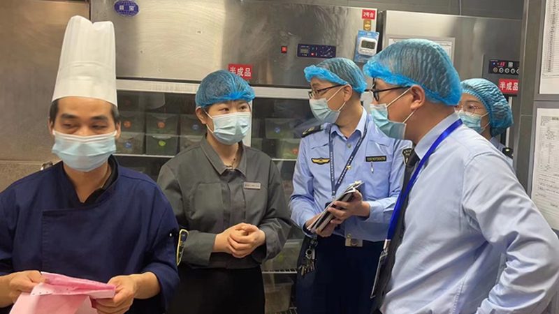 优质供应商是保证零食批发加盟店进货价合理的关键。在选择供应商时，要关注以下因素：